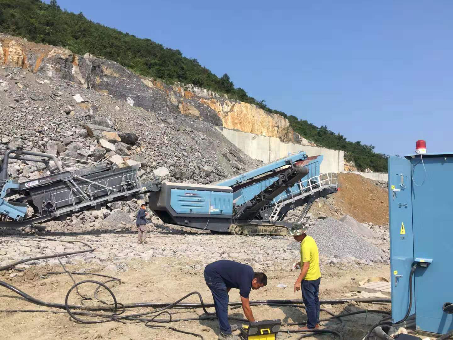 XFC550變頻器在移動式破碎機上的應(yīng)用(圖6) XFC550變頻器在移動式破碎機上的應(yīng)用(圖6)