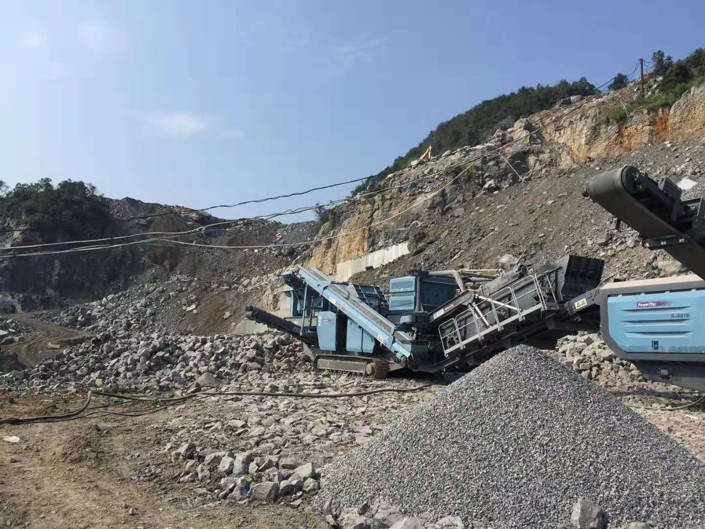 XFC550變頻器在移動式破碎機上的應(yīng)用(圖7) XFC550變頻器在移動式破碎機上的應(yīng)用(圖7)